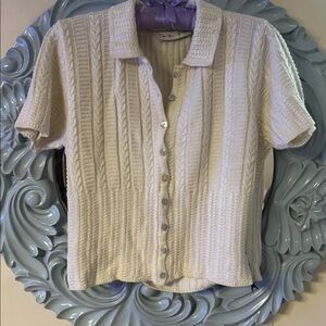 Beautiful off-white cardigan sweater
Size M/L